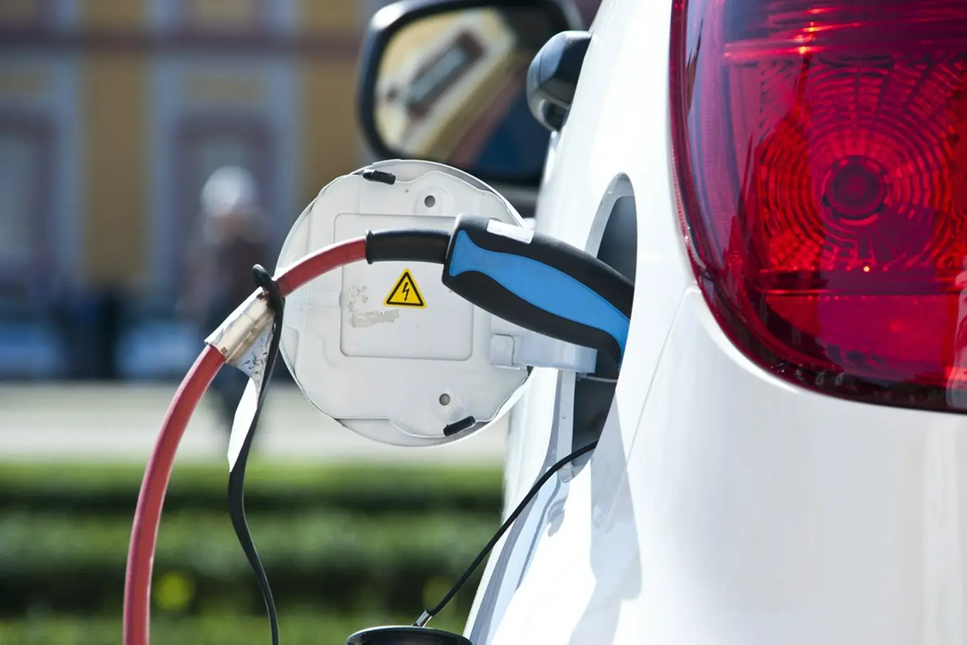 ładowanie białego samochodu elektrycznego